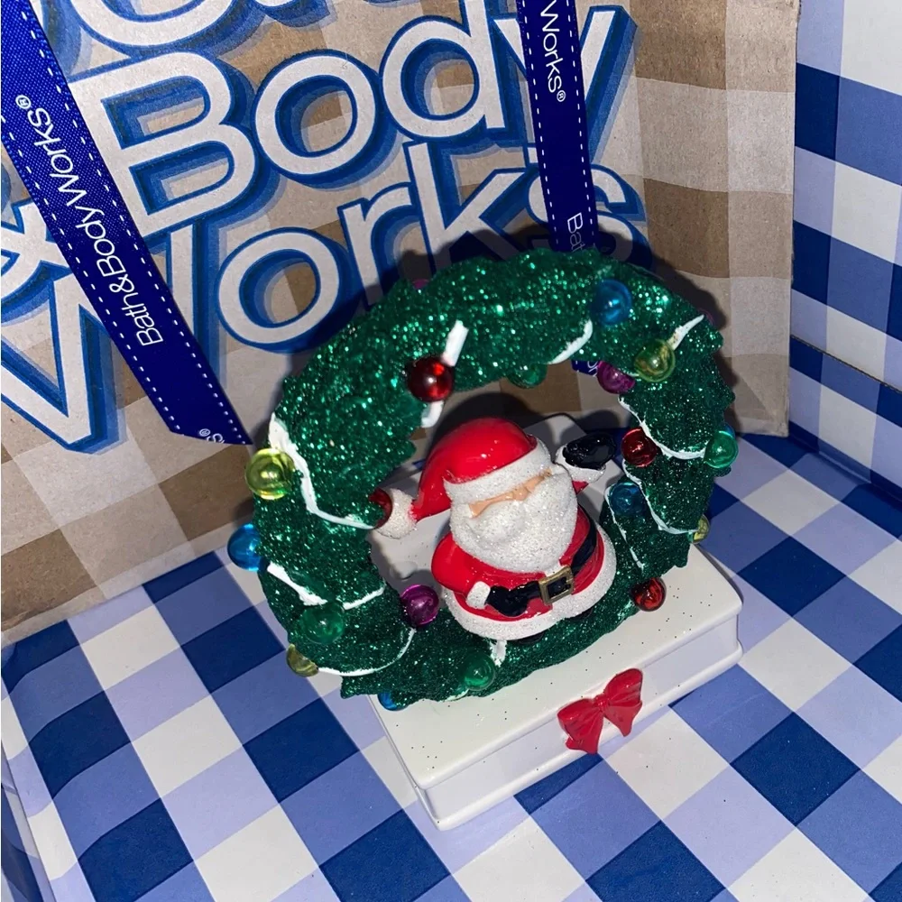 BATH AND BODY WORKS SANTA WREATH DECOR FOAMING HAND SOAP HOLDER